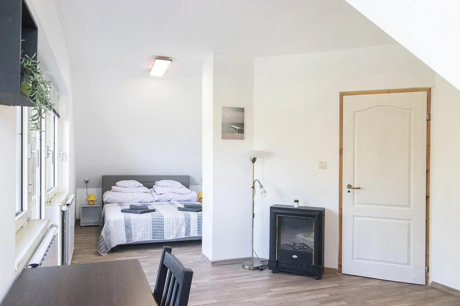 Tágas hálószoba franciaággyal a Telihold Apartmanban